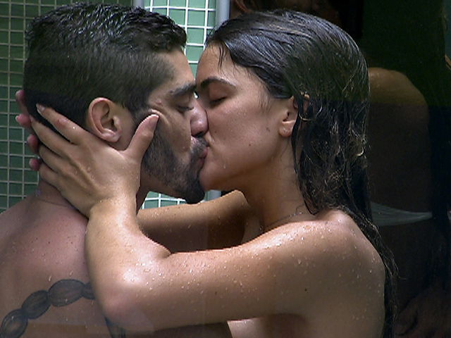 Primeiro casal a se formar no BBB12, Laisa e Yuri trocaram beijos molhados