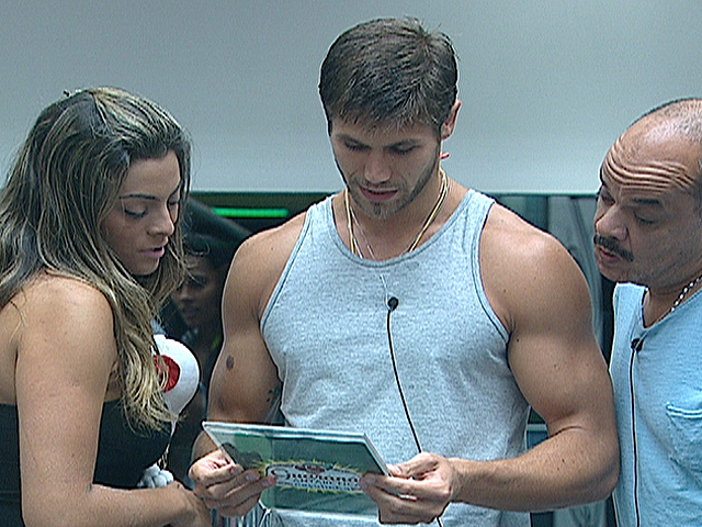 O Líder Jonas lê para os brothers as orientações sobre a Festa Guaraná Caçulinha