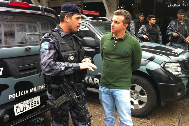 Huck conversa com tenente-coronel Fábio (Foto: Caldeirão do Huck / TV Globo)