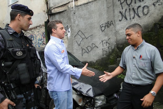 Luciano Huck captura Calixto, morador do Vidigal (Foto: Caldeirão do Huck / TV Globo)