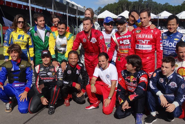 Huck com participantes do Kart dos Famosos (Foto: Caldeirao/TV Globo)