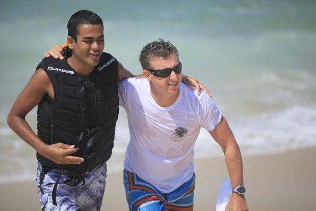 Luciano Huck entra no mar para acompanhar o surfista cego Derek (Foto: Caldeirão do Huck / TV Globo)