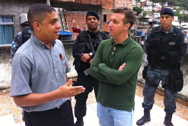 Calixto conversa com Luciano Huck na laje de sua casa  (Foto: Caldeirão do Huck / TV Globo)