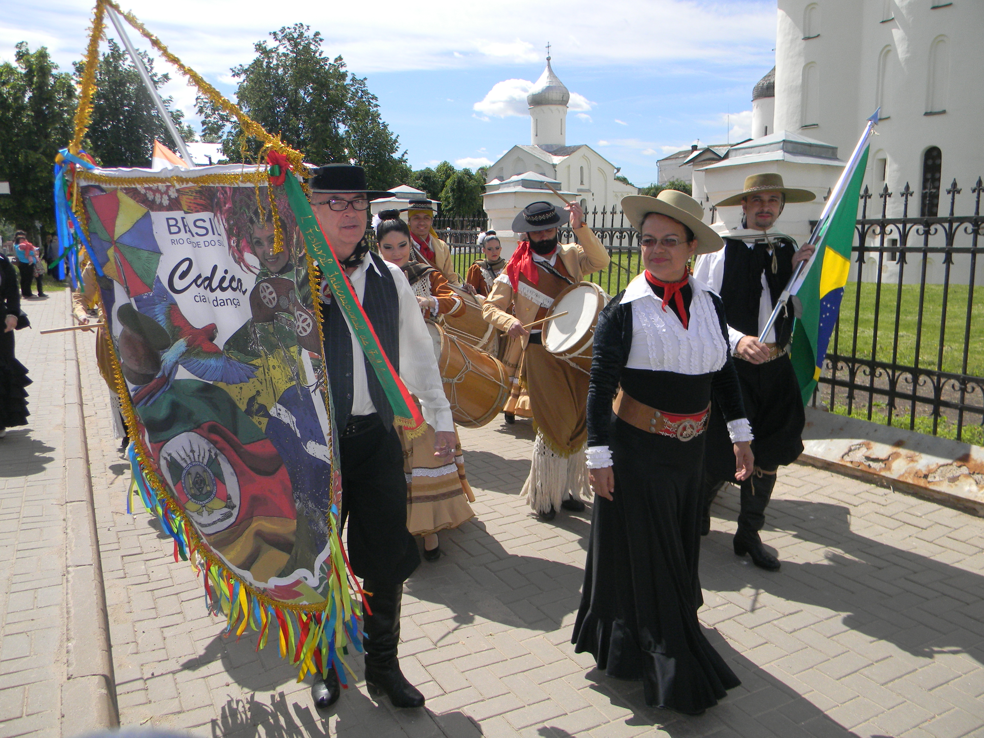 Cadica Cia de Dança levou um pouco do folclore gaúcho para a Rússia