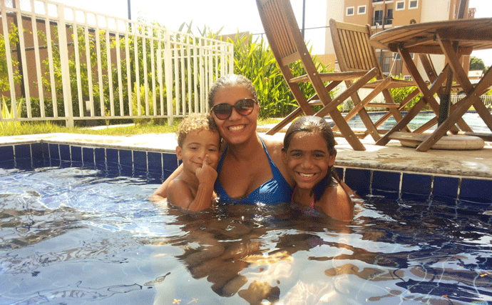 Para Marina a boa da semana foi curtir uma piscina com os filhos Theo e Thainá