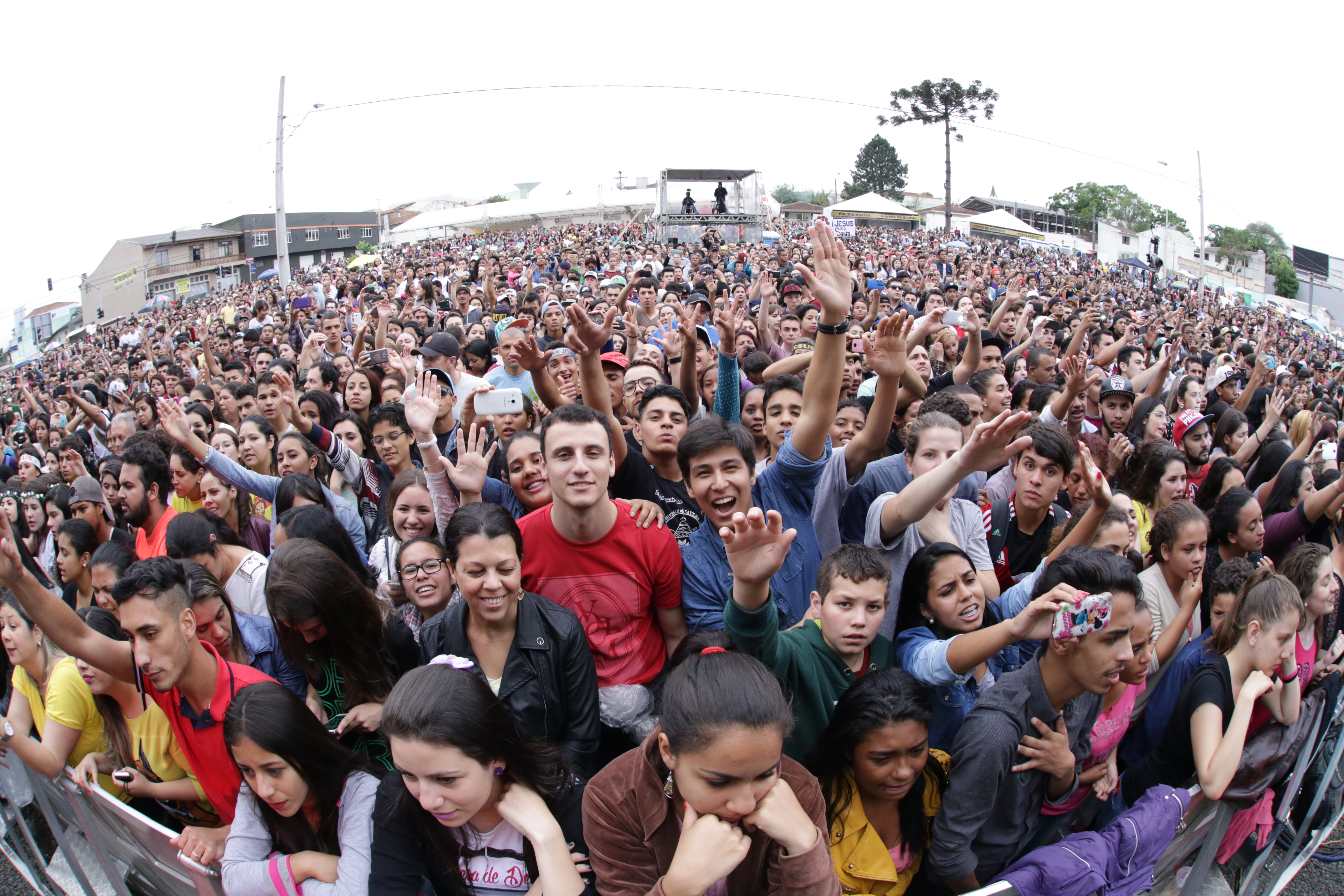 Mais de 20 mil pessoas estão aproveitando a tarde no Festival Promessas, em São José dos Pinhais