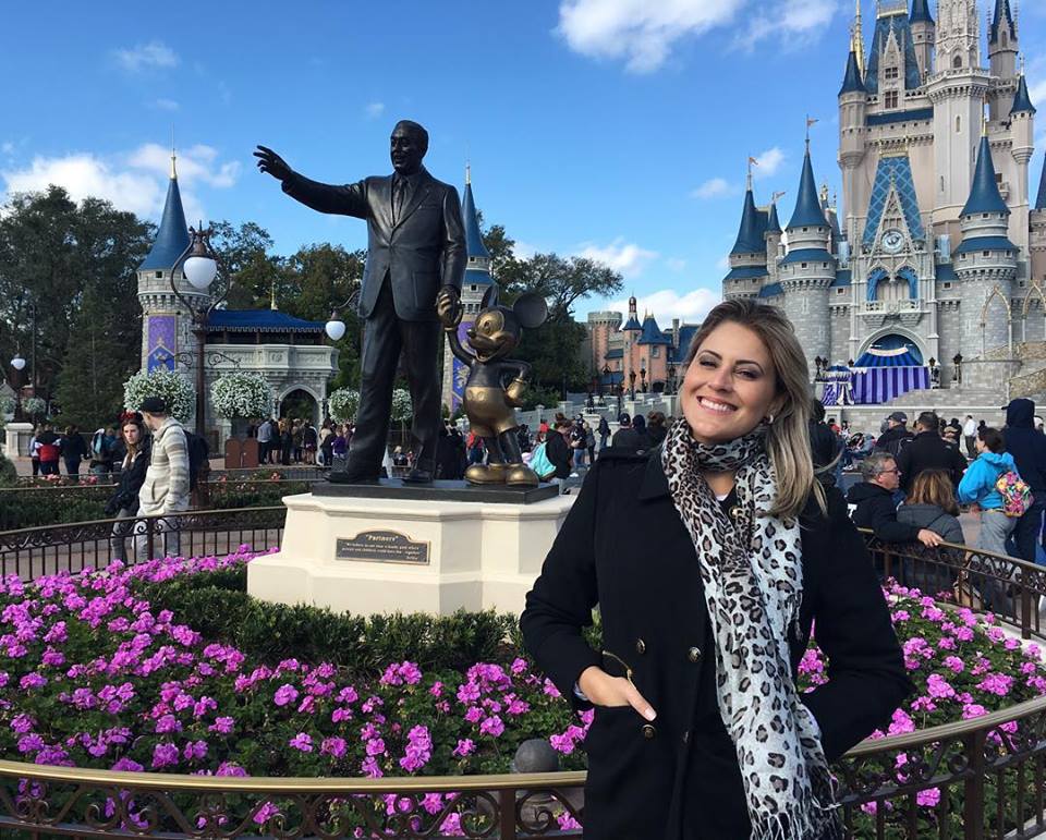 "Dreams come true! #Disneyland", postou Jessica. 