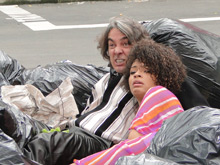 Atores gravam cena entre sacos de lixo (Ti-ti-ti/TV Globo)