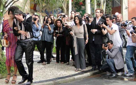 Jacques e Clotilde são perseguidos por paparazzi (Ti-ti-ti/TV Globo)