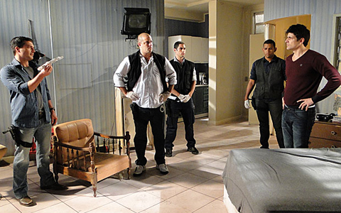 Diogo acha faca com que Saulo foi morto na casa de Fred (Passione / TV Globo)