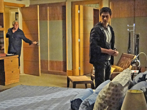 Raul (Antônio Fagundes) flagra Léo (Gabriel Braga Nunes) remexendo quarto de Pedro (Eriberto Leão) atrás da chave do apartamento