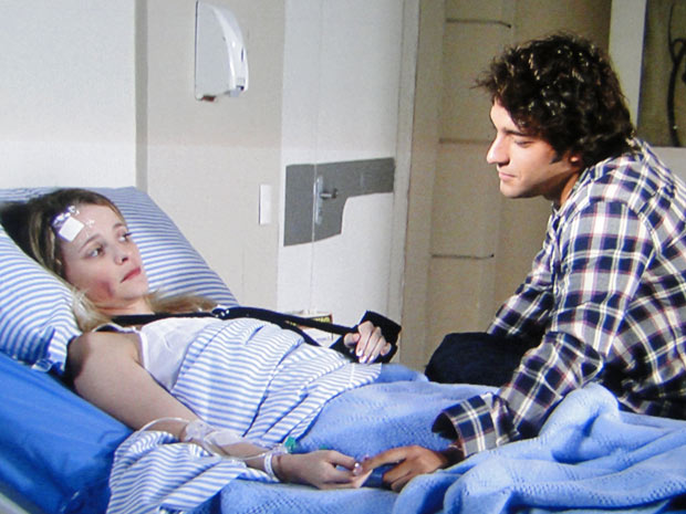 Luti visita Camila no hospital