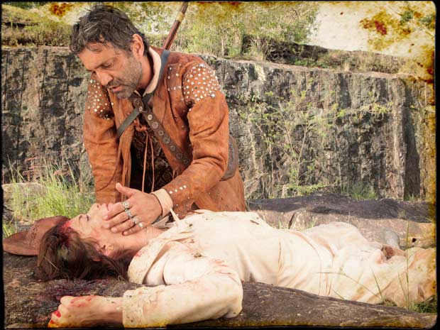 Herculano encontra Rainha Cristina muito ferida após cair do abismo