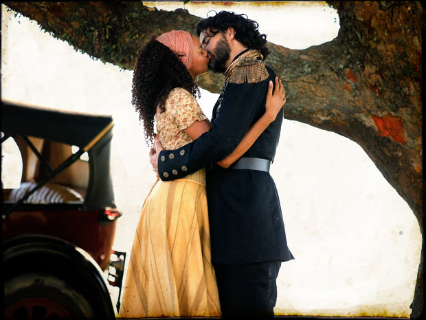 Rei Augusto se despede de Maria Cesária com um beijo