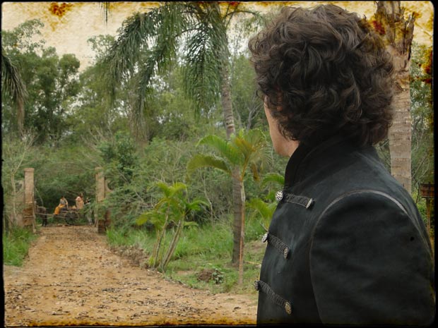Felipe vê Açucena ser levada por seus pais para longe do velório de Januário