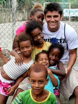 Bruno Gissoni e crianças