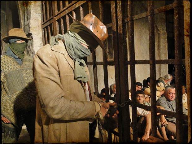 Jesuíno abre a cela para os colonos de Timóteo saírem