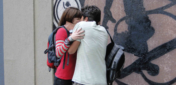 Fred tasca um beijão em Andrea depois de lhe mostrar sua arte em grafite!  (Malhação / TV Globo)