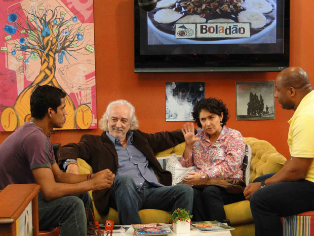 Maicon, Dona Zica e Seu Pintinho se  reunem para se despedir de Farnel (Foto: Malhação / TV Globo)