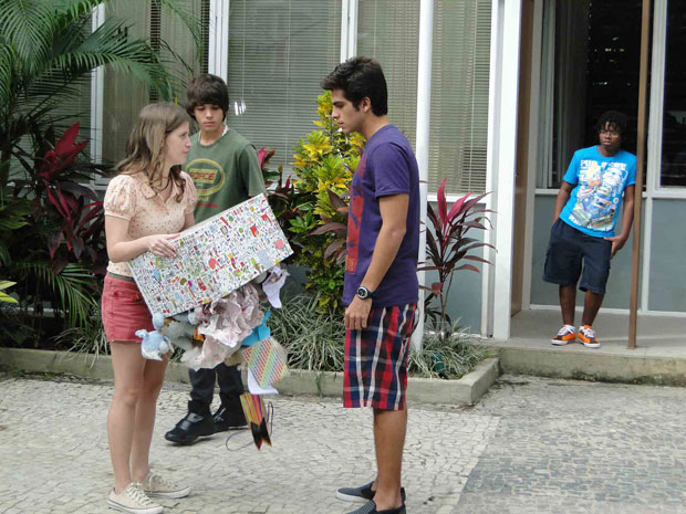 Laura devolve todos os presentes dados por Fred durante o namoro (Foto: Malhação / TV Globo)