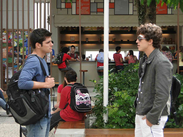 Lúcio pede para conversar com Pedro e pergunta por Raquel (Foto: Malhação / TV Globo)