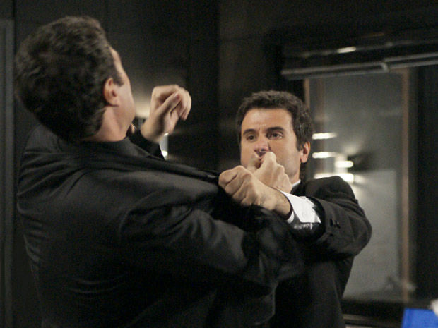 Pedro perde a cabeça diante de tanta arrogância (Foto: Insensato Coração/TV Globo)