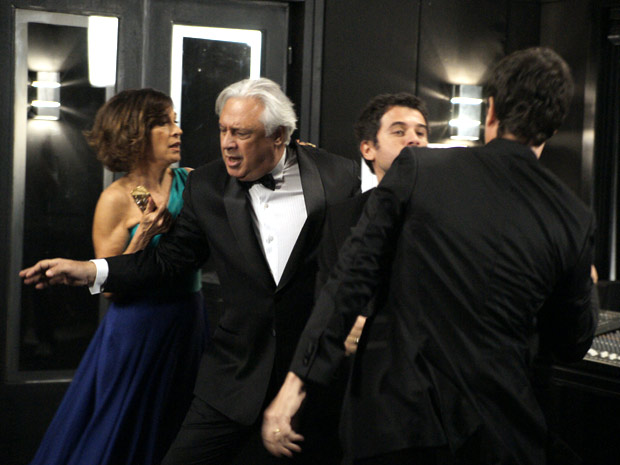 Wanda tenta impedir, Raul quer que os filhos resolvam sozinhos a rivalidade (Foto: Insensato Coração/TV Globo)