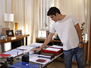 Pedro vê documentos de Raquel na mesa da diretora (Foto: Malhação / TV Globo)