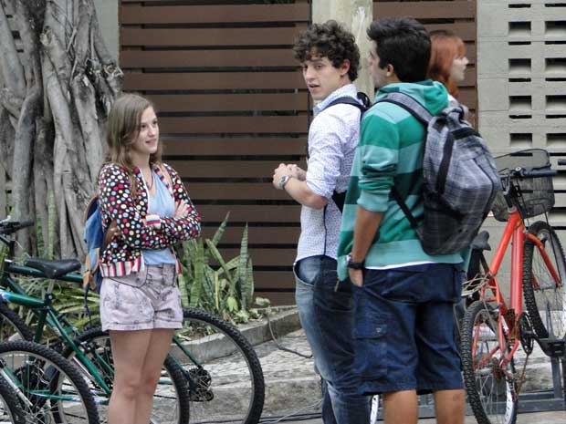 Fred chega e acusa a garota de ter acabado com seu namoro (Foto: Malhação / TV Globo)