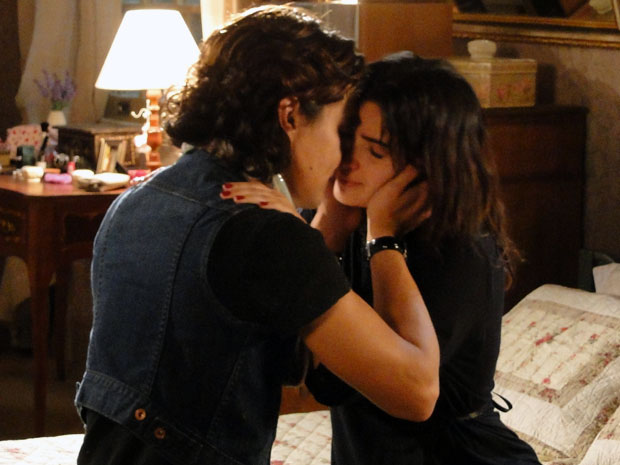 Áureo tem recaída e beija Celeste pela primeira vez desde a sua volta à Preciosa (Foto: Morde &amp; Assopra / Tv Globo)