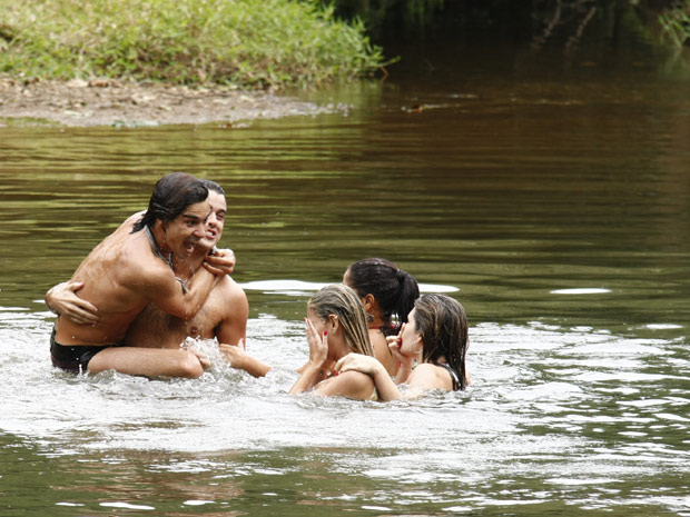 Josué (Joaquim Lopes) aceita nadar no rio com Áureo (André Gonçalves), mas prepara surpresinha - Vem por aí - Morde E Assopra