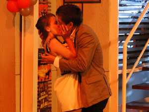 Gui dá um beijão na namorada (Foto: Malhação / TV Globo)