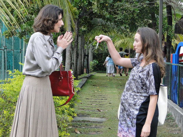 Babi mostra a Iara que achou a pulseira e ela diz que vai chamar a polícia para prender Maicon (Foto: Malhação / TV Globo)