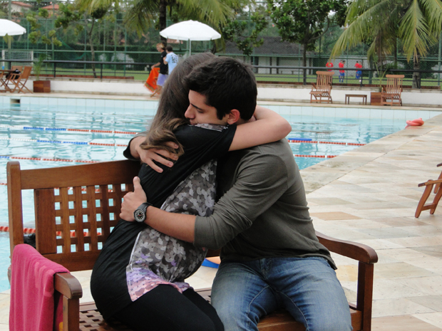 Pedro abraça Babi, que fica mais tranquila (Foto: Mahação / TV Globo)