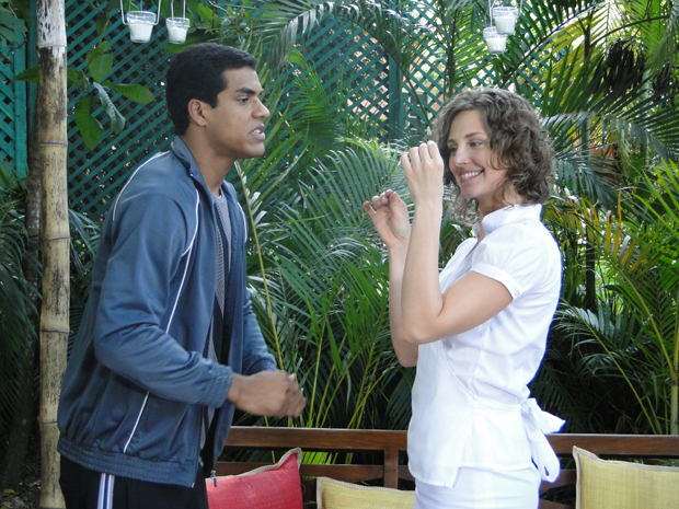 Rejane confessa que roubou a pulseira de Babi e tenta convencer Maicon a ficar com a jóia (Foto: Malhação / TV Globo)