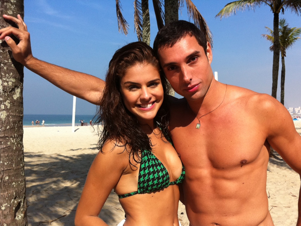 Paloma e Léo Carvalho na praia (Foto: Insensato Coração / TV Globo)