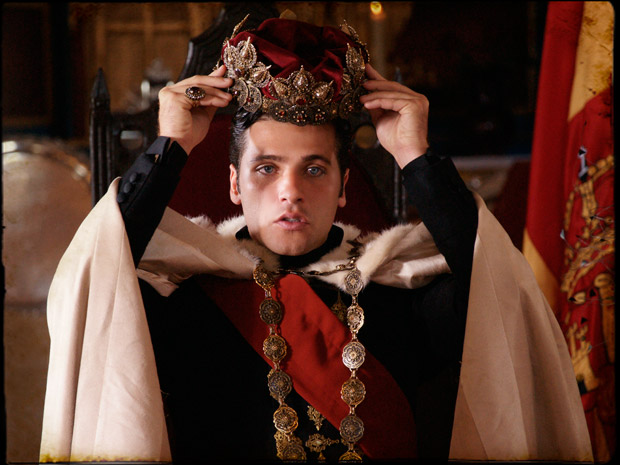 Timóteo coloca a coroa e se autoproclama rei de Seráfia (Foto: Cordel Encantado/Tv Globo)