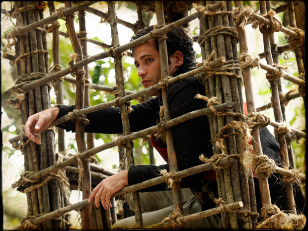 Timóteo é feito de prisioneiro em uma gaiola (Foto: Cordel Encantado/Tv Globo)
