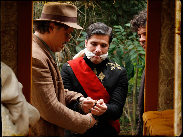 Timóteo é levado preso por Zenóbio e Petrus (Foto: Cordel Encantado/Tv Globo)