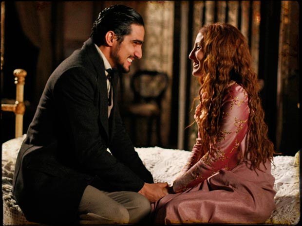 Fausto se declara para Carlota e ela aceita se casar com ele (Foto: Cordel Encantado/Tv Globo)