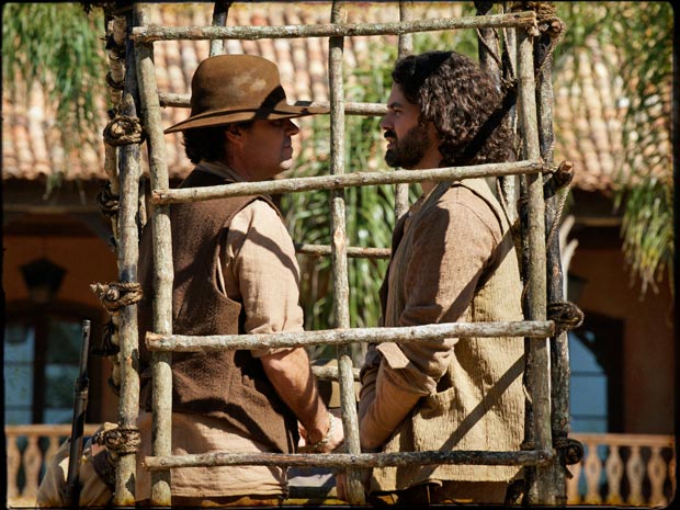Petrus e Augusto são levados como escravos para a fazenda de Timóteo (Foto: Cordel Encantado/Tv Globo)