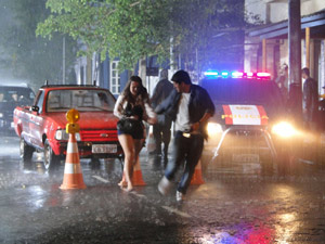 pedro e cat vão a pé na chuva (Foto: Malhação/ TV Globo)