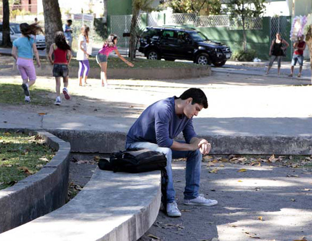 Pedro espera por Raquel e ela olha de longe (Foto: Malhação/ TV Globo)