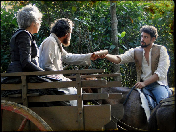 Os dois contam a descoberta para Jesuíno, que fica muito confuso (Foto: Cordel Encantado/Tv Globo)