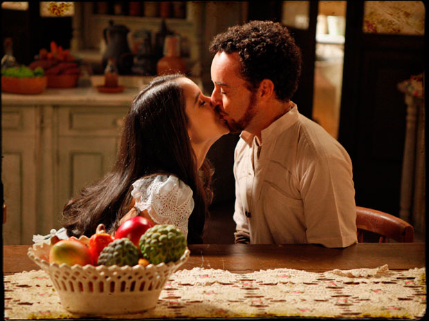 Téinha se emociona com a história de Setembrino e o beija (Foto: Cordel Encantado/Tv Globo)