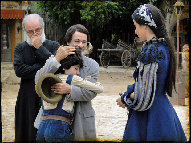 Batoré se despede de Nidinho, Rainha Helena e Padre Joaquim (Foto: Cordel Encantado/Tv Globo)