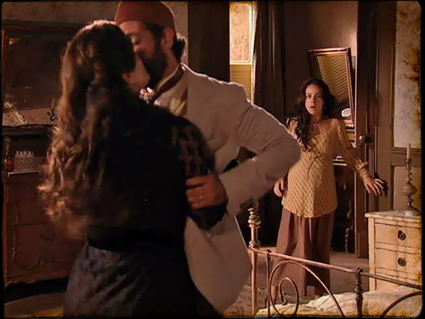 Bartira fica chocada ao encontrar Farid e Vicentina aos beijos (Foto: Cordel Encantado/Tv Globo)