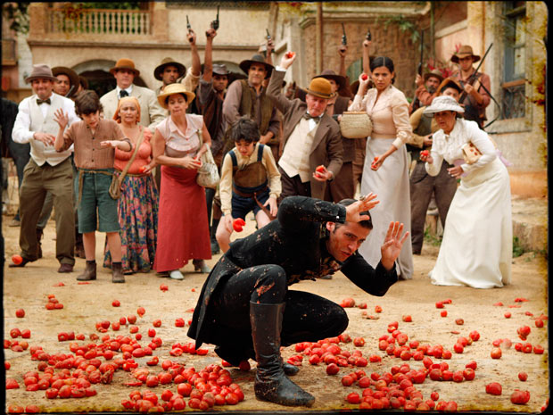 Timóteo leva uma chuva de tomates do povo de Brogodó (Foto: Cordel Encantado/Tv Globo)