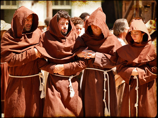 Enquanto Jesuíno sai disfarçado ao lado de Herculano, Bel e Benvinda... (Foto: Cordel Encantado/Tv Globo)