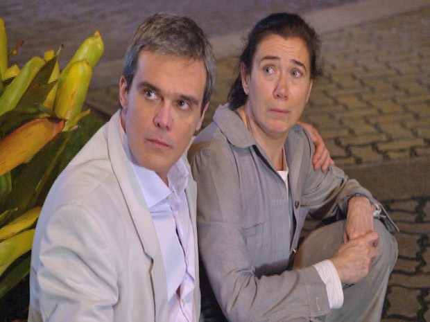 Grisela e René se surpreendem com a chegada da socialite (Foto: Fina Estampa/TV Globo)